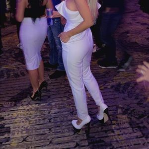 White jumpsuit size 6 (but runs small) I usually wear S or XS wore only once